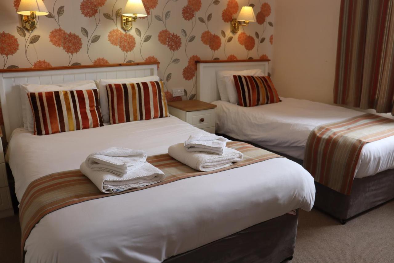 Lion & Hotel Criccieth