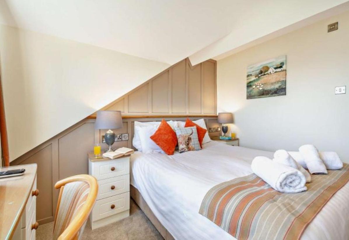 Lion & Hotel Criccieth