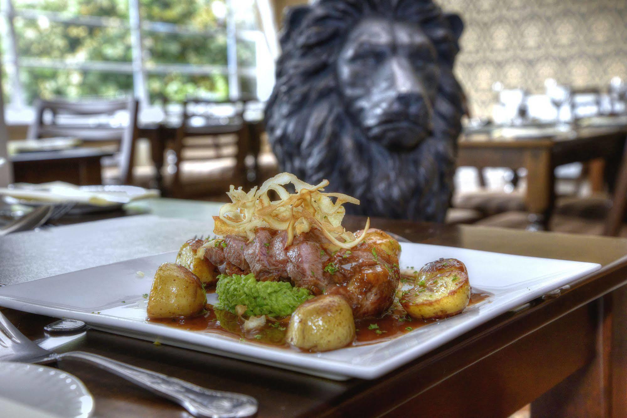 Lion & Hotel Criccieth