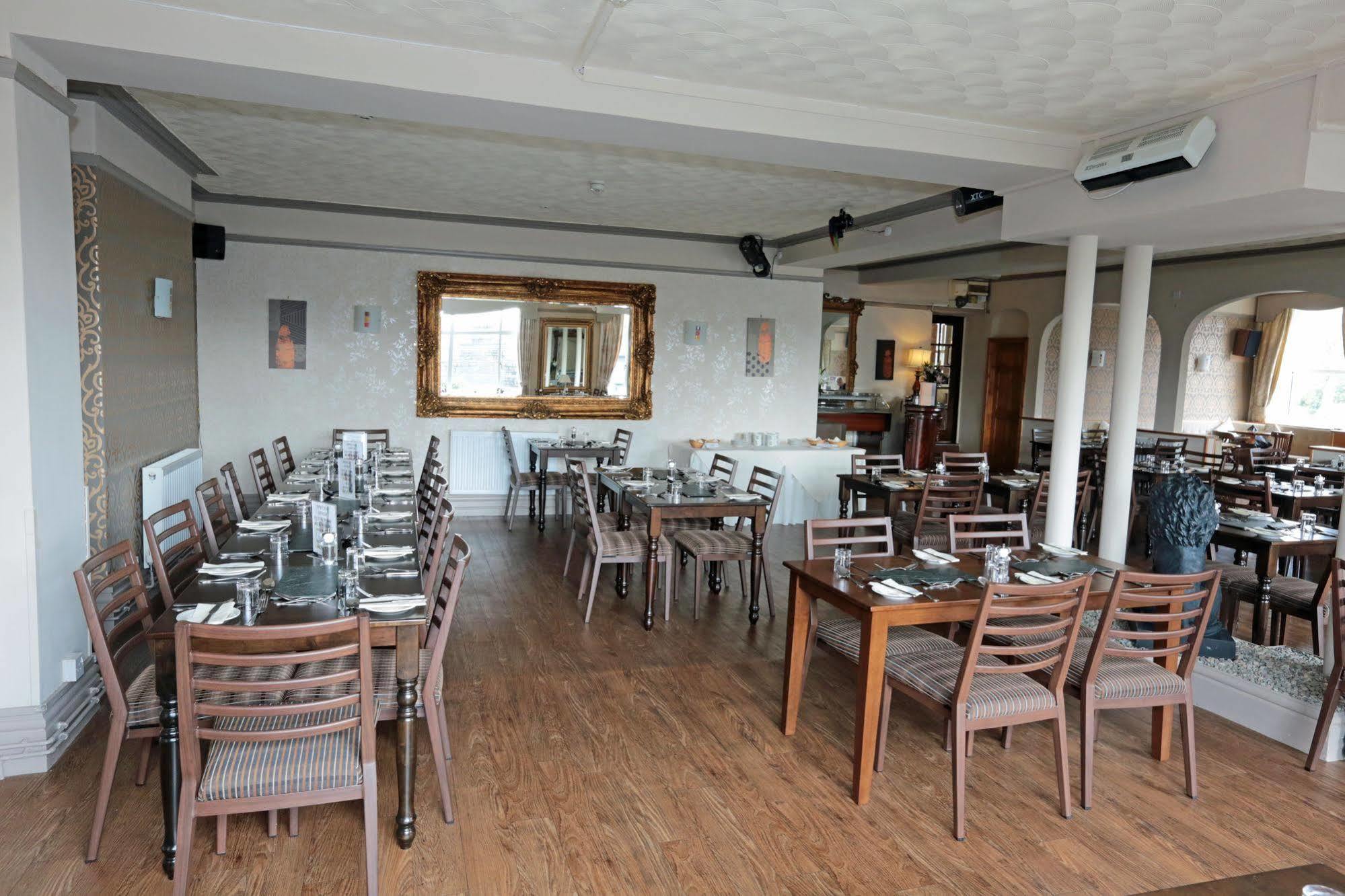 Lion & Hotel Criccieth