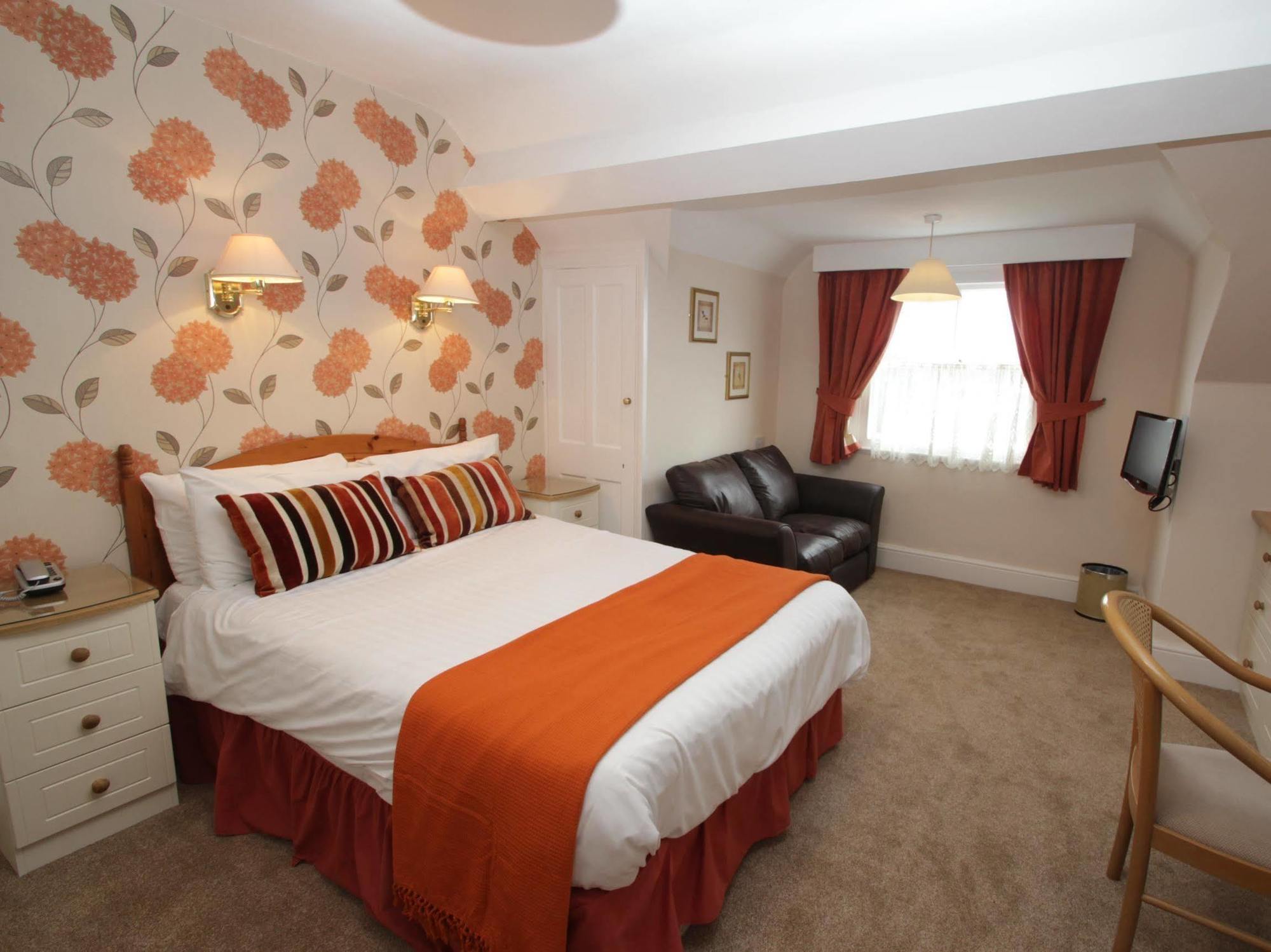 Lion & Hotel 3*