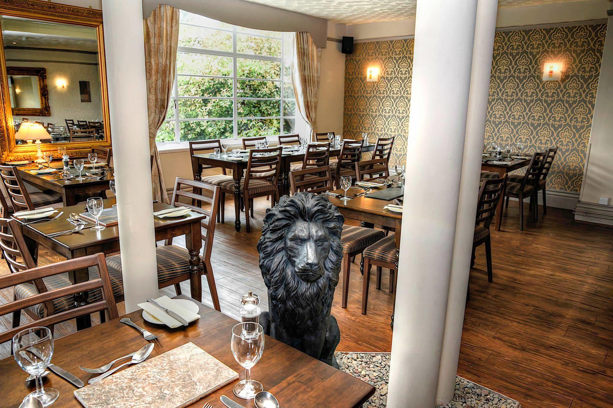 Lion & Hotel Criccieth
