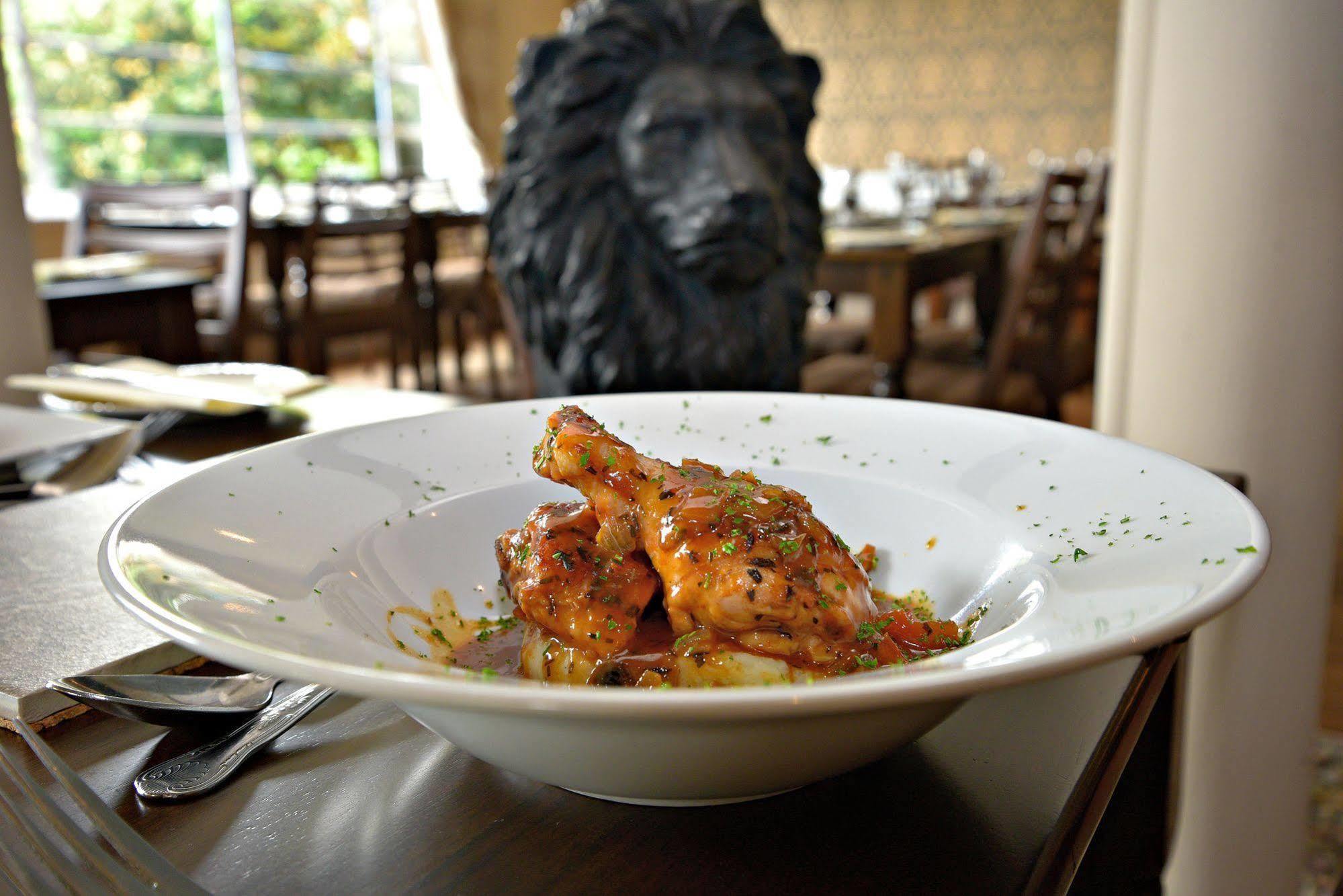 Lion & Hotel Criccieth